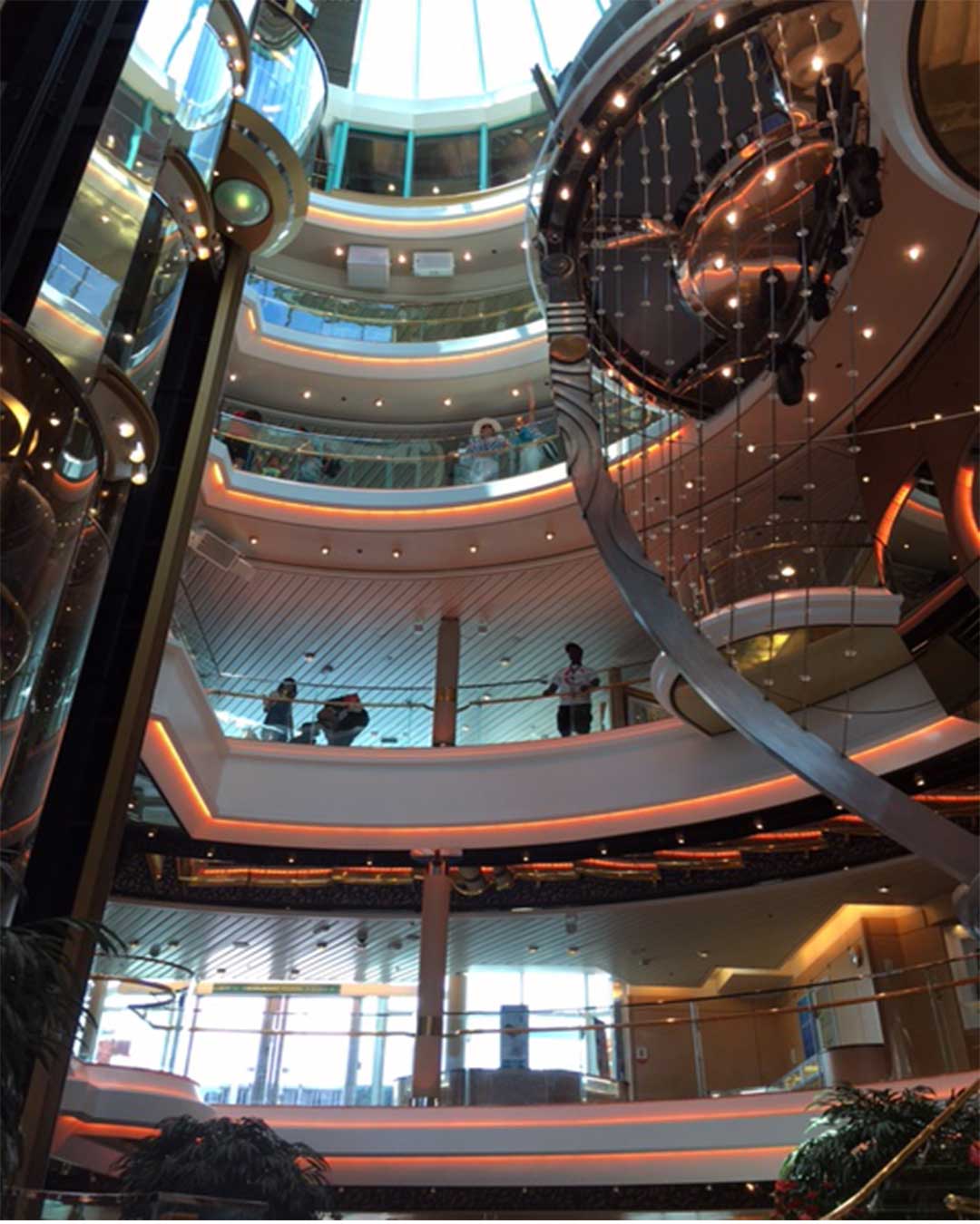 Empress of the Seas, atrium