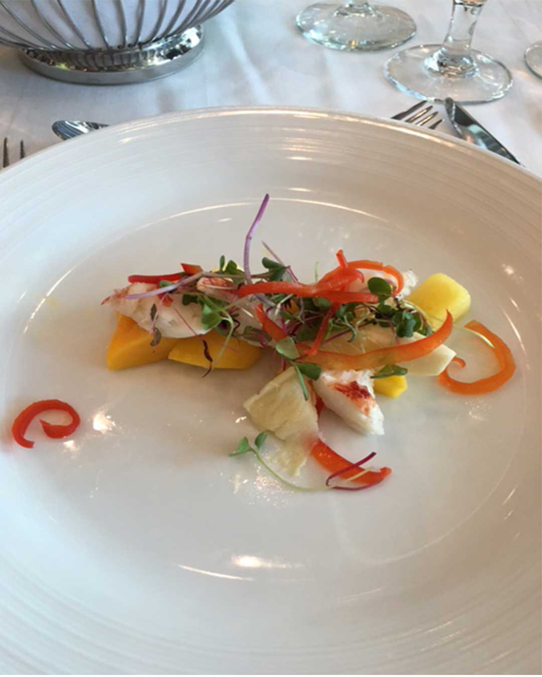 Empress of the Seas, entrée in main dining room
